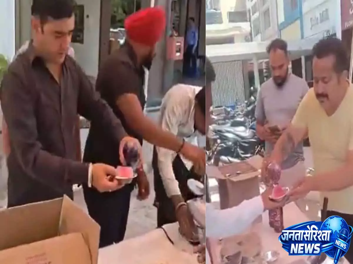 Chandigarh में ‘शराब का गोला’ बेचने पर शराब दुकान मालिक गिरफ्तार, वोदका में जामुन फ्लेवर बर्फ का VIDEO Chandigarh में ‘शराब का गोला’ बेचने पर शराब दुकान मालिक गिरफ्तार, वोदका में जामुन फ्लेवर बर्फ का VIDEO