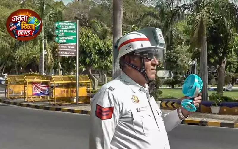 Delhi ट्रैफिक पुलिस ने लगाए AC हेलमेट Delhi ट्रैफिक पुलिस ने लगाए AC हेलमेट