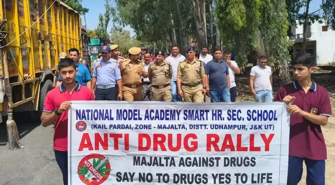 Jammu: छात्रों ने नुक्कड़ नाटक से फैलाया नशा विरोधी संदेश Jammu: छात्रों ने नुक्कड़ नाटक से फैलाया नशा विरोधी संदेश