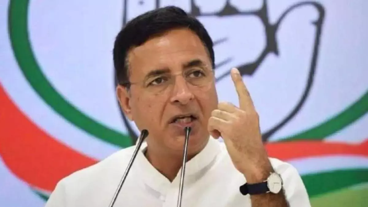 Chandigarh: पेट्रोल-डीजल महंगाई को लेकर सुरजेवाला ने सरकार पर साधा निशाना Chandigarh: पेट्रोल-डीजल महंगाई को लेकर सुरजेवाला ने सरकार पर साधा निशाना