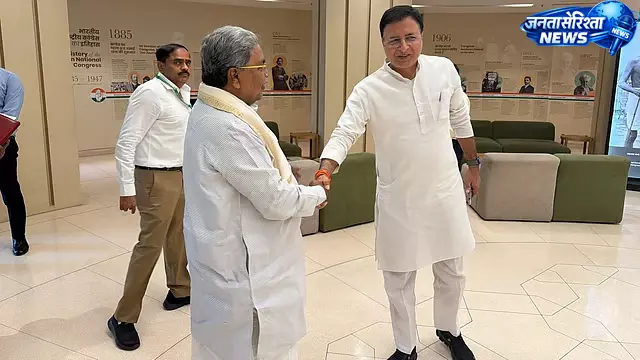 Karnataka : नेतृत्व बदलाव की अटकलों के बीच सिद्धारमैया और डीके शिवकुमार दिल्ली पहुंचे Karnataka : नेतृत्व बदलाव की अटकलों के बीच सिद्धारमैया और डीके शिवकुमार दिल्ली पहुंचे