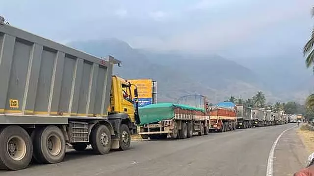 Karnataka : डीजल-पेट्रोल की कीमतों में उछाल से कर्नाटक में ट्रांसपोर्ट महंगा होने की आशंका Karnataka : डीजल-पेट्रोल की कीमतों में उछाल से कर्नाटक में ट्रांसपोर्ट महंगा होने की आशंका