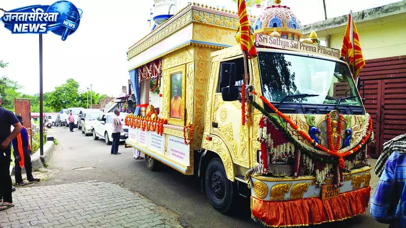 पुष्प वर्षा के साथ हुआ दिव्य रथ यात्रा का भव्य स्वागत पुष्प वर्षा के साथ हुआ दिव्य रथ यात्रा का भव्य स्वागत