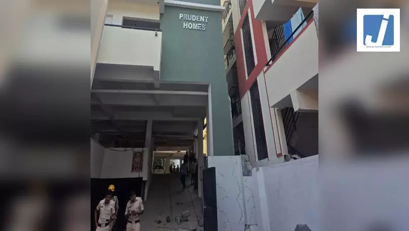 अपार्टमेंट की चारदीवारी गिरने से किशोर की मौत, एक घायल अपार्टमेंट की चारदीवारी गिरने से किशोर की मौत, एक घायल
