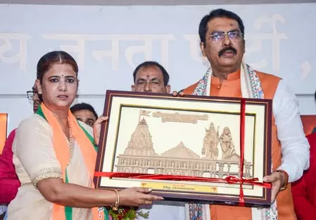 राजद महिला मोर्चा की प्रदेश अध्यक्ष रितु जायसवाल सैकड़ों कार्यकर्ताओं संग भाजपा में शामिल राजद महिला मोर्चा की प्रदेश अध्यक्ष रितु जायसवाल सैकड़ों कार्यकर्ताओं संग भाजपा में शामिल