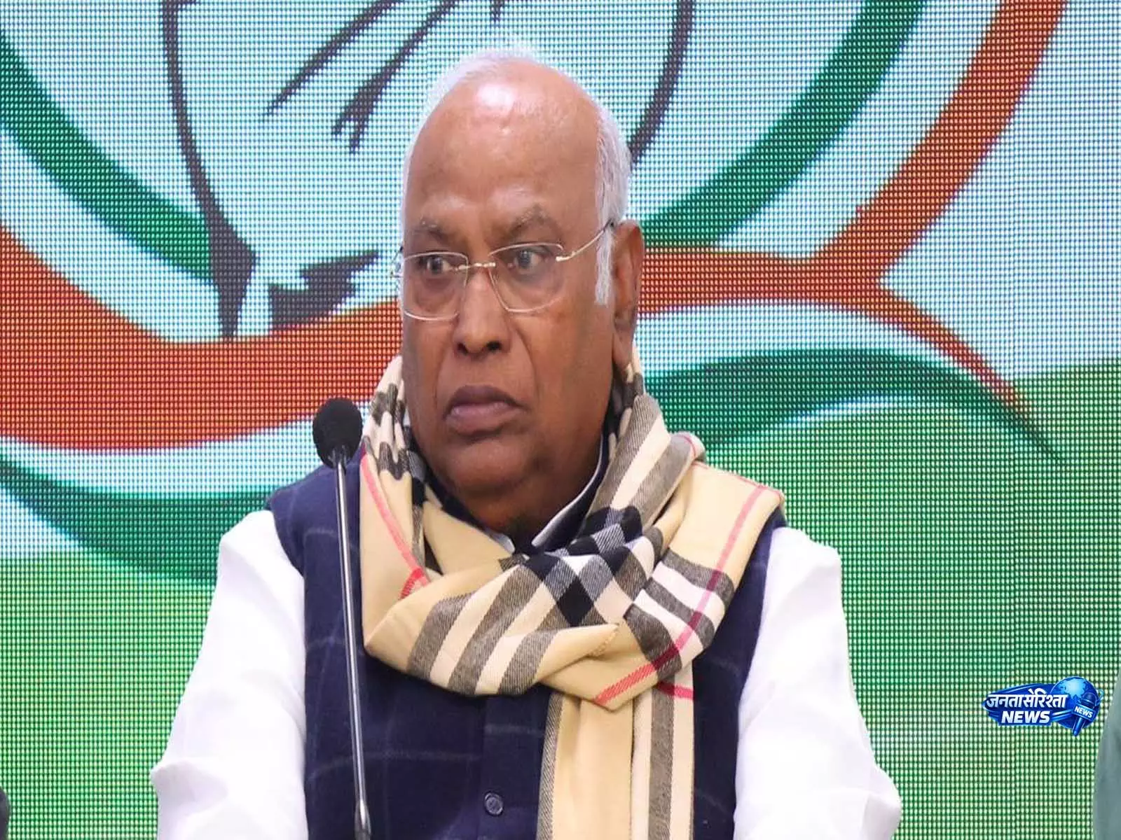 ईंधन की कीमतों में बढ़ोतरी के बीच मल्लिकार्जुन खड़गे ने PM मोदी पर साधा निशाना ईंधन की कीमतों में बढ़ोतरी के बीच मल्लिकार्जुन खड़गे ने PM मोदी पर साधा निशाना