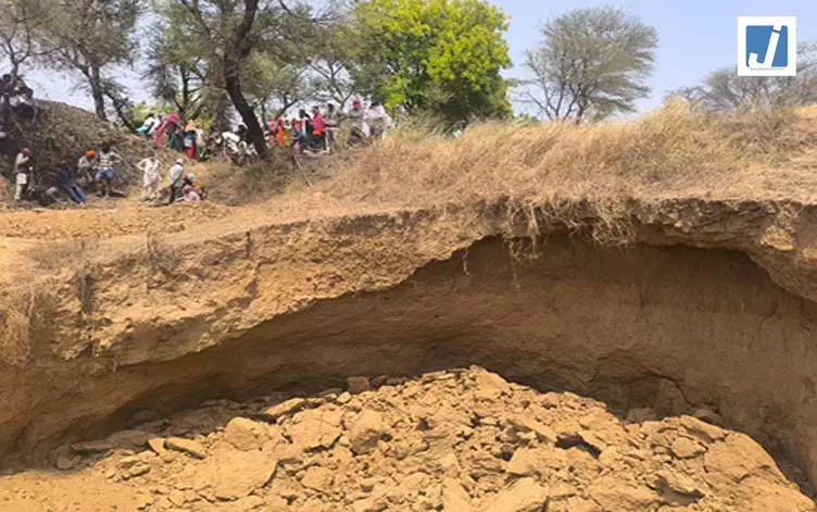 निर्माणाधीन कुआं धंसा, 5 मजदूरों की मौत, VIDEO निर्माणाधीन कुआं धंसा, 5 मजदूरों की मौत, VIDEO