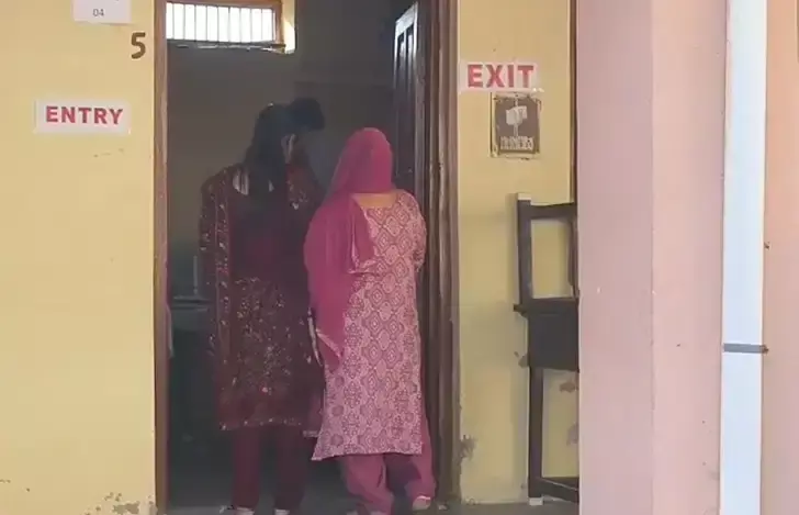 Shimla: पंचायत चुनाव के प्रथम चरण में हिमाचल की 1,293 पंचायतों में मतदान जारी Shimla: पंचायत चुनाव के प्रथम चरण में हिमाचल की 1,293 पंचायतों में मतदान जारी