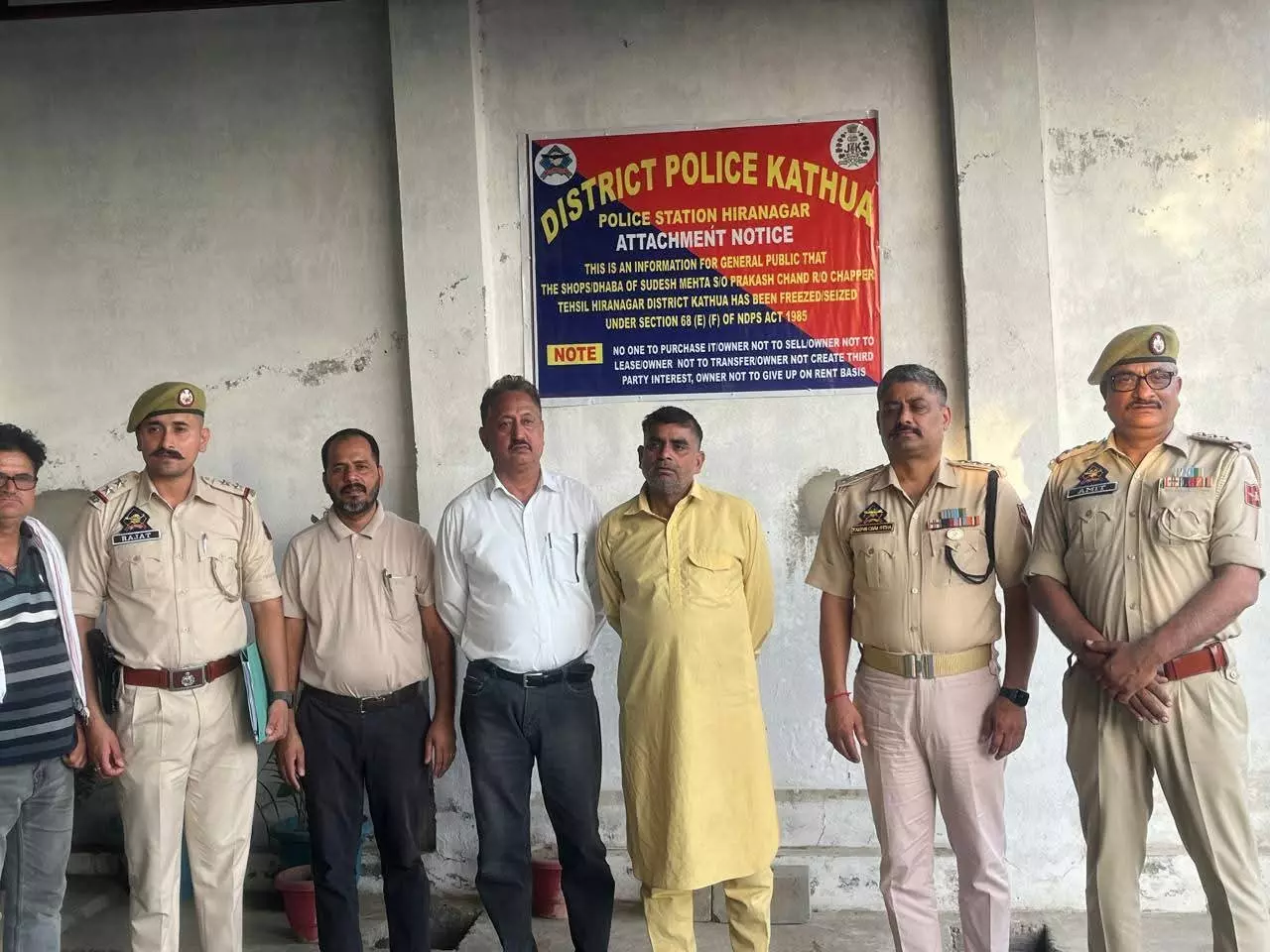 Kathua: मादक पदार्थ तस्कर की अचल संपत्ति पर प्रशासन की बड़ी कार्रवाई Kathua: मादक पदार्थ तस्कर की अचल संपत्ति पर प्रशासन की बड़ी कार्रवाई