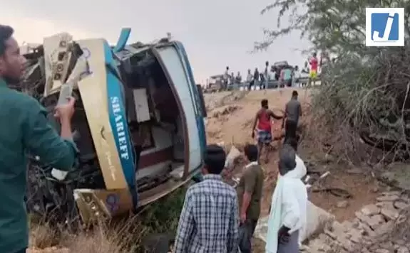 बस पलटने से बड़ा हादसा बस पलटने से बड़ा हादसा