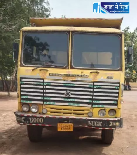 मोबाइल पर बात करते हाईवा चला रहा था ड्राइवर, गिरफ्तारी की कार्रवाई मोबाइल पर बात करते हाईवा चला रहा था ड्राइवर, गिरफ्तारी की कार्रवाई