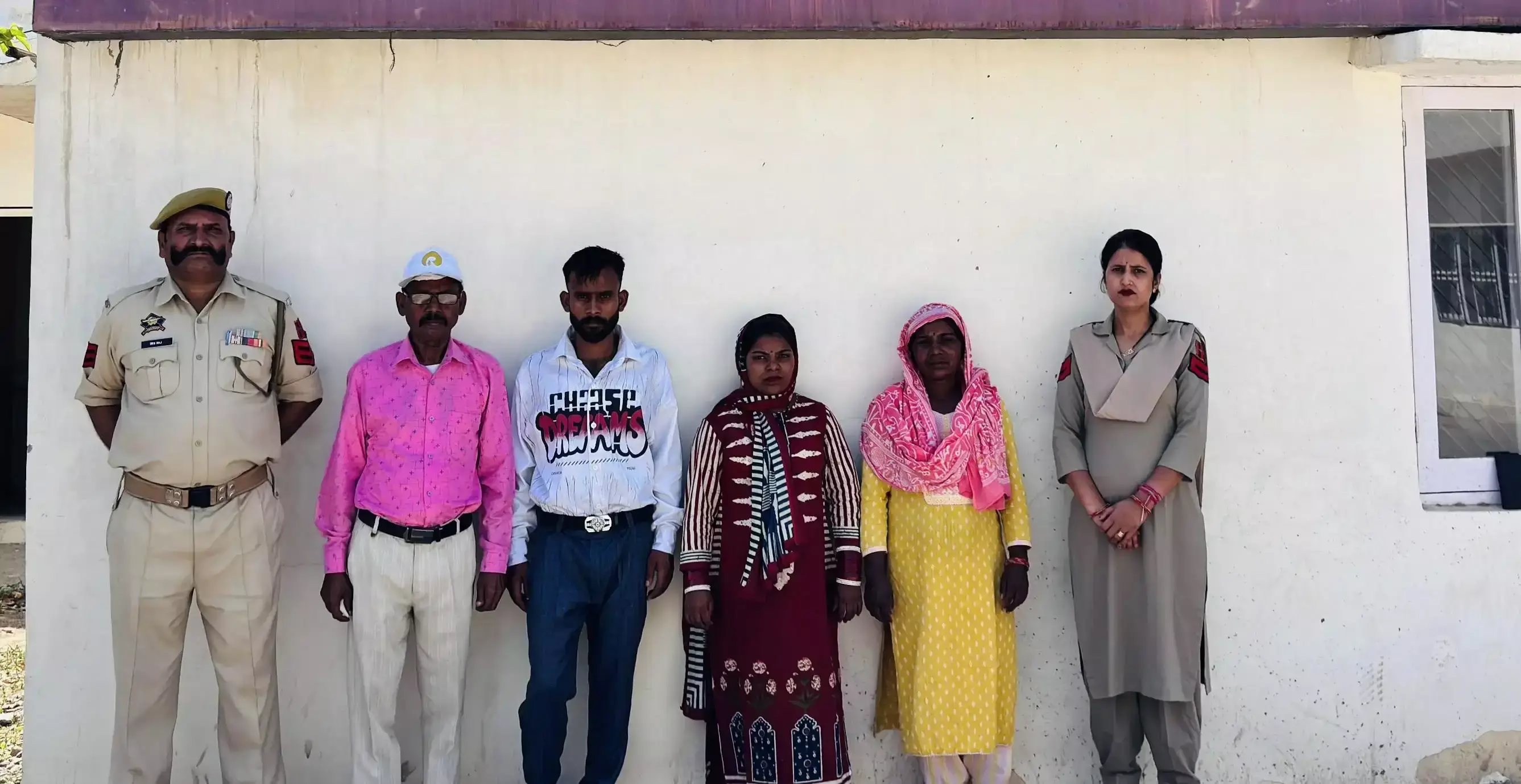 Kathua: कठुआ पुलिस की मेहनत रंग लाई, युवती परिजनों के पास लौटी Kathua: कठुआ पुलिस की मेहनत रंग लाई, युवती परिजनों के पास लौटी