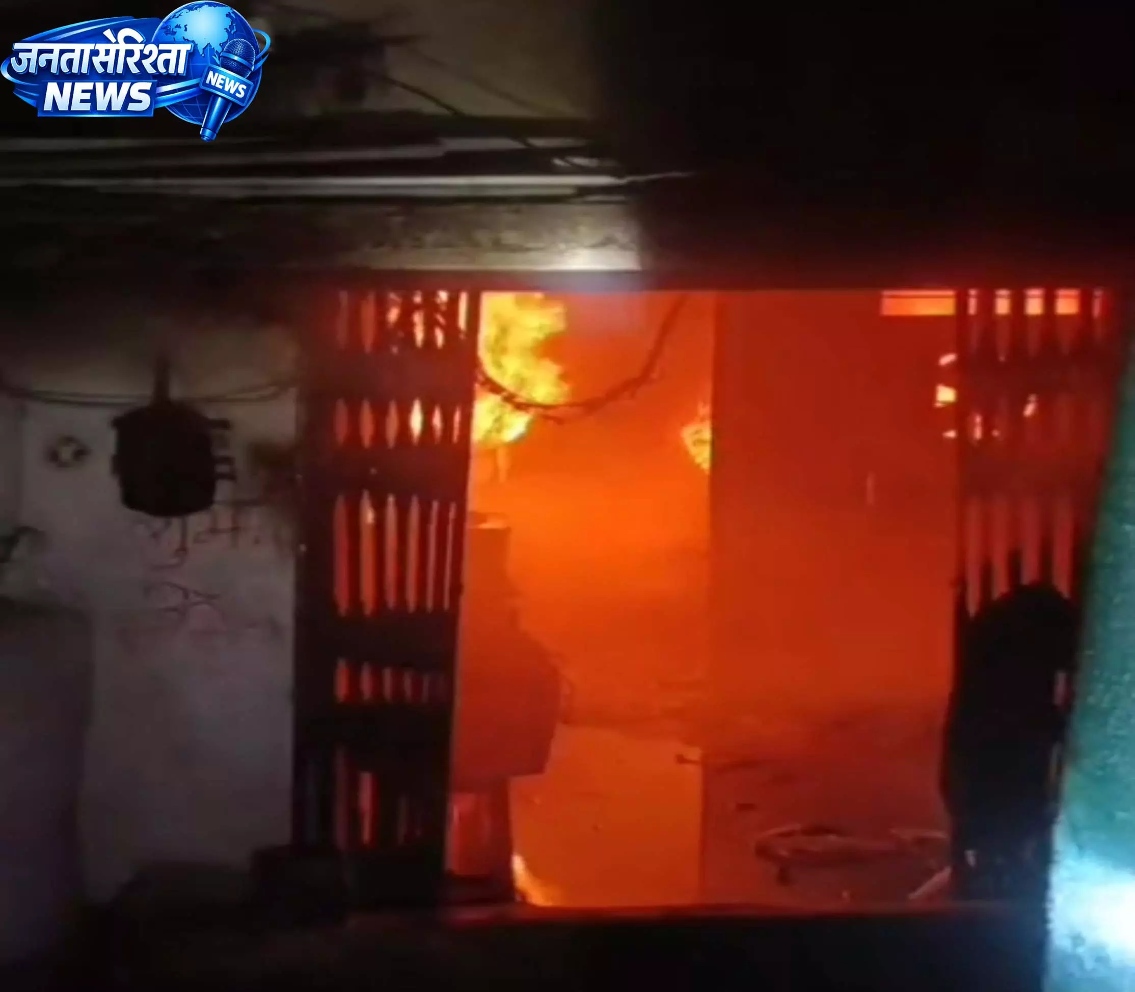 विकास नगर 27 खोली में भीषण आग, पूरा घर जलकर खाक विकास नगर 27 खोली में भीषण आग, पूरा घर जलकर खाक