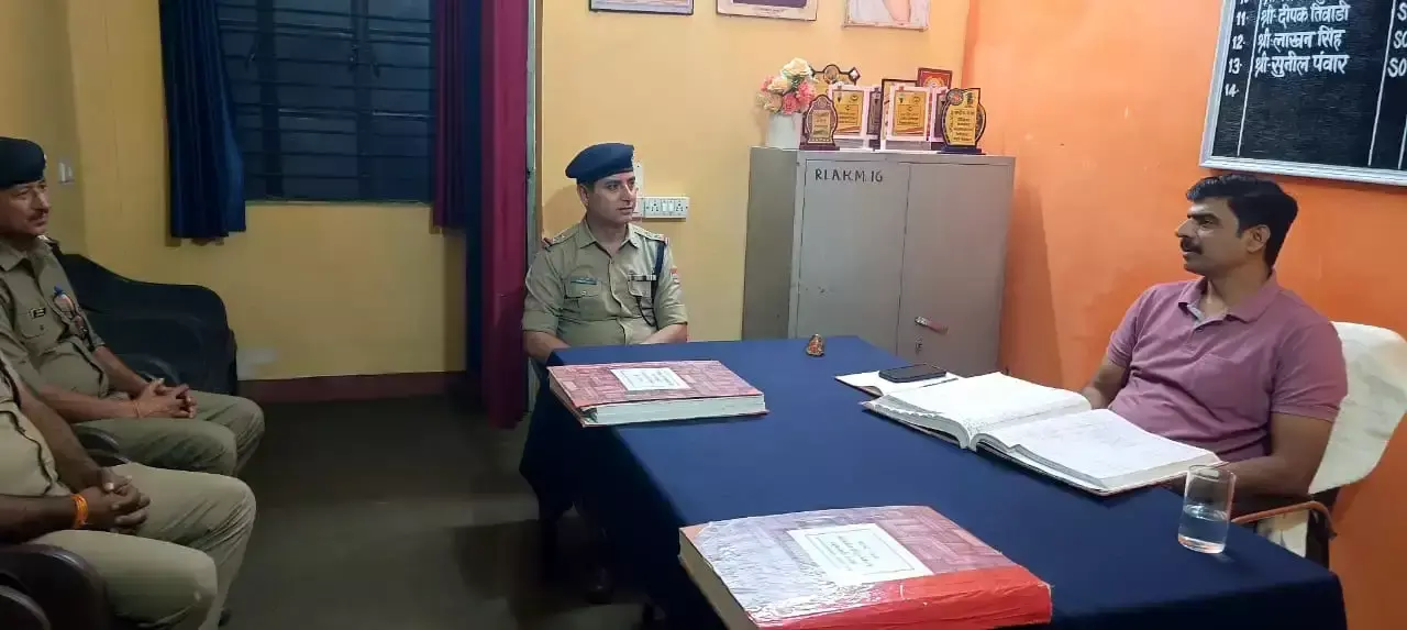 Pauri Garhwal: औचक निरीक्षण में एएसपी ने धुमाकोट थाना व्यवस्था परखी Pauri Garhwal: औचक निरीक्षण में एएसपी ने धुमाकोट थाना व्यवस्था परखी