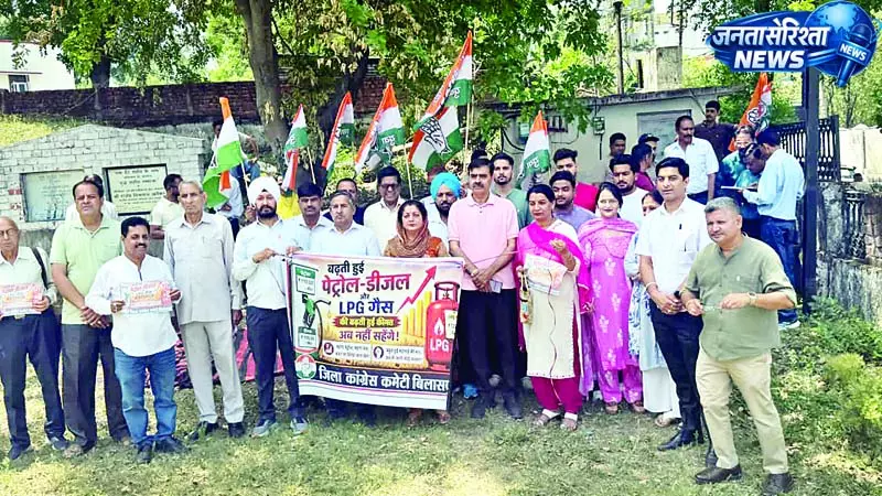 पेट्रोल-डीजल की कीमतें बढ़ाने पर कांग्रेस का प्रदर्शन पेट्रोल-डीजल की कीमतें बढ़ाने पर कांग्रेस का प्रदर्शन