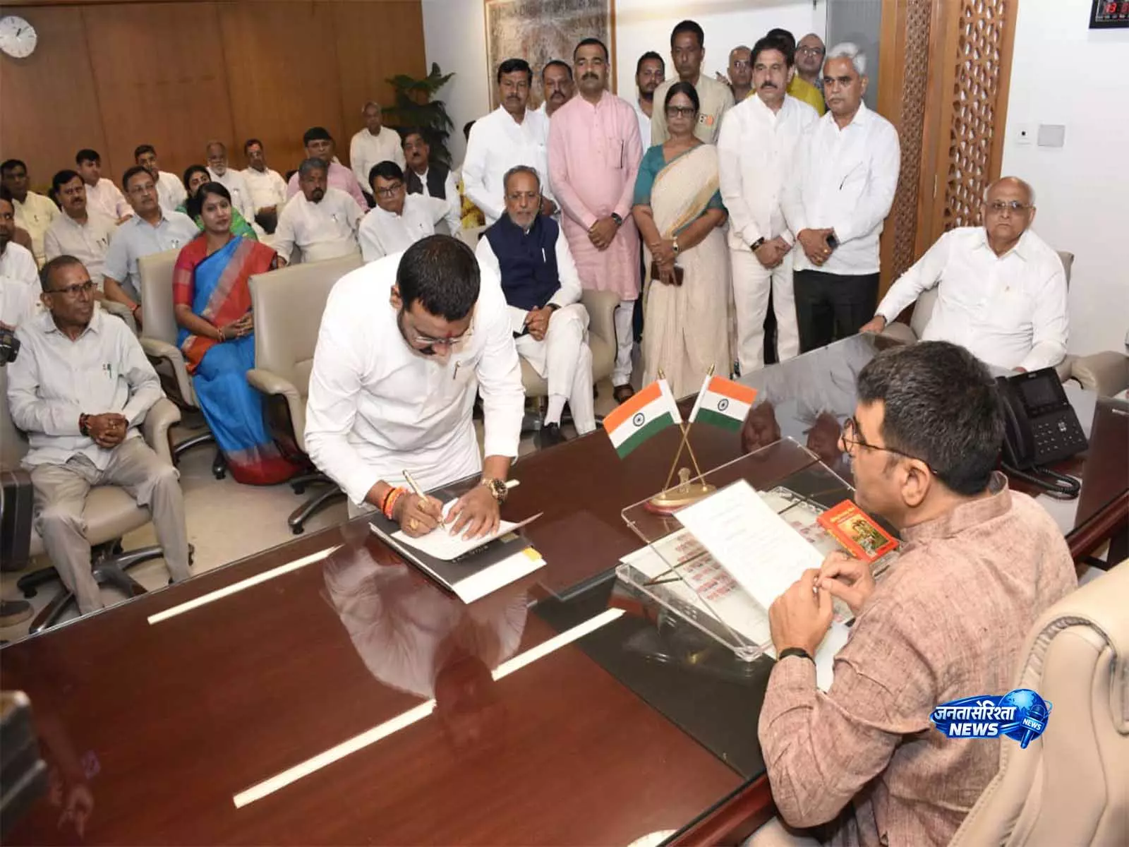 उमरेठ के नवनिर्वाचित विधायक हर्षद परमार ने गुजरात MLA सदस्य के रूप में शपथ ली उमरेठ के नवनिर्वाचित विधायक हर्षद परमार ने गुजरात MLA सदस्य के रूप में शपथ ली