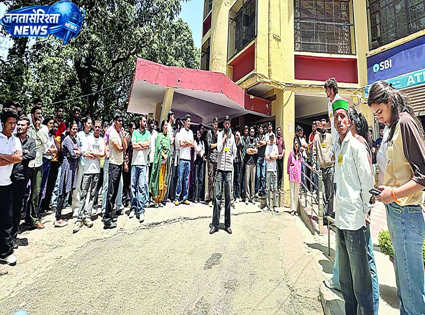 ABVP ने विवि कुलसचिव का किया घेराव ABVP ने विवि कुलसचिव का किया घेराव