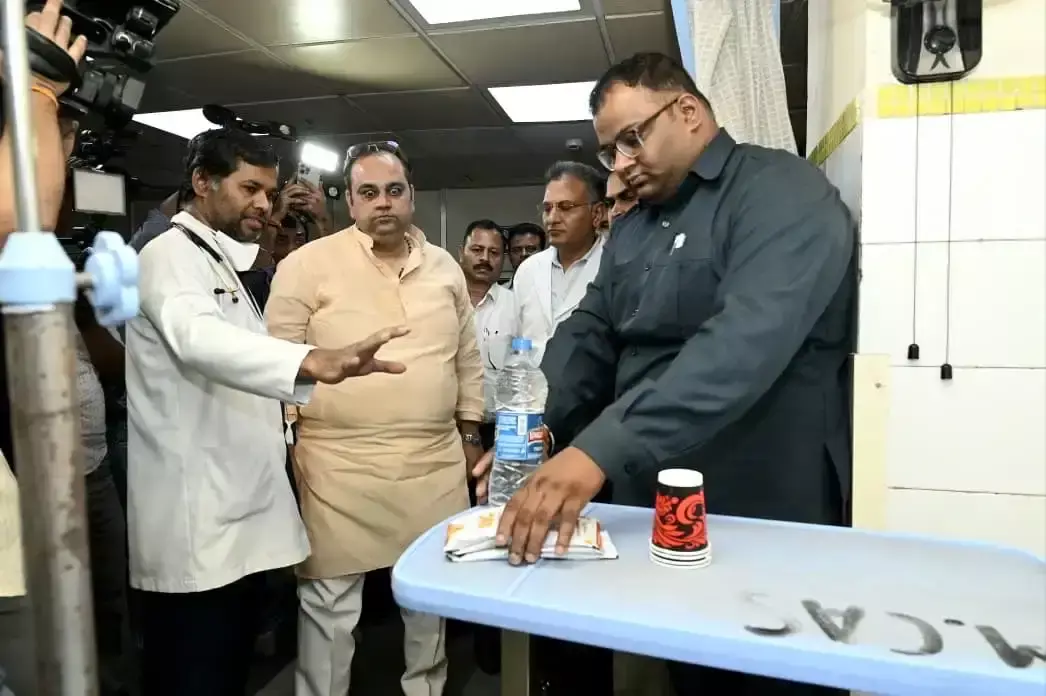 New Delhi: स्वास्थ्य मंत्री ने एलएनजेपी अस्पताल का दौरा कर सुविधाओं की जांच की New Delhi: स्वास्थ्य मंत्री ने एलएनजेपी अस्पताल का दौरा कर सुविधाओं की जांच की