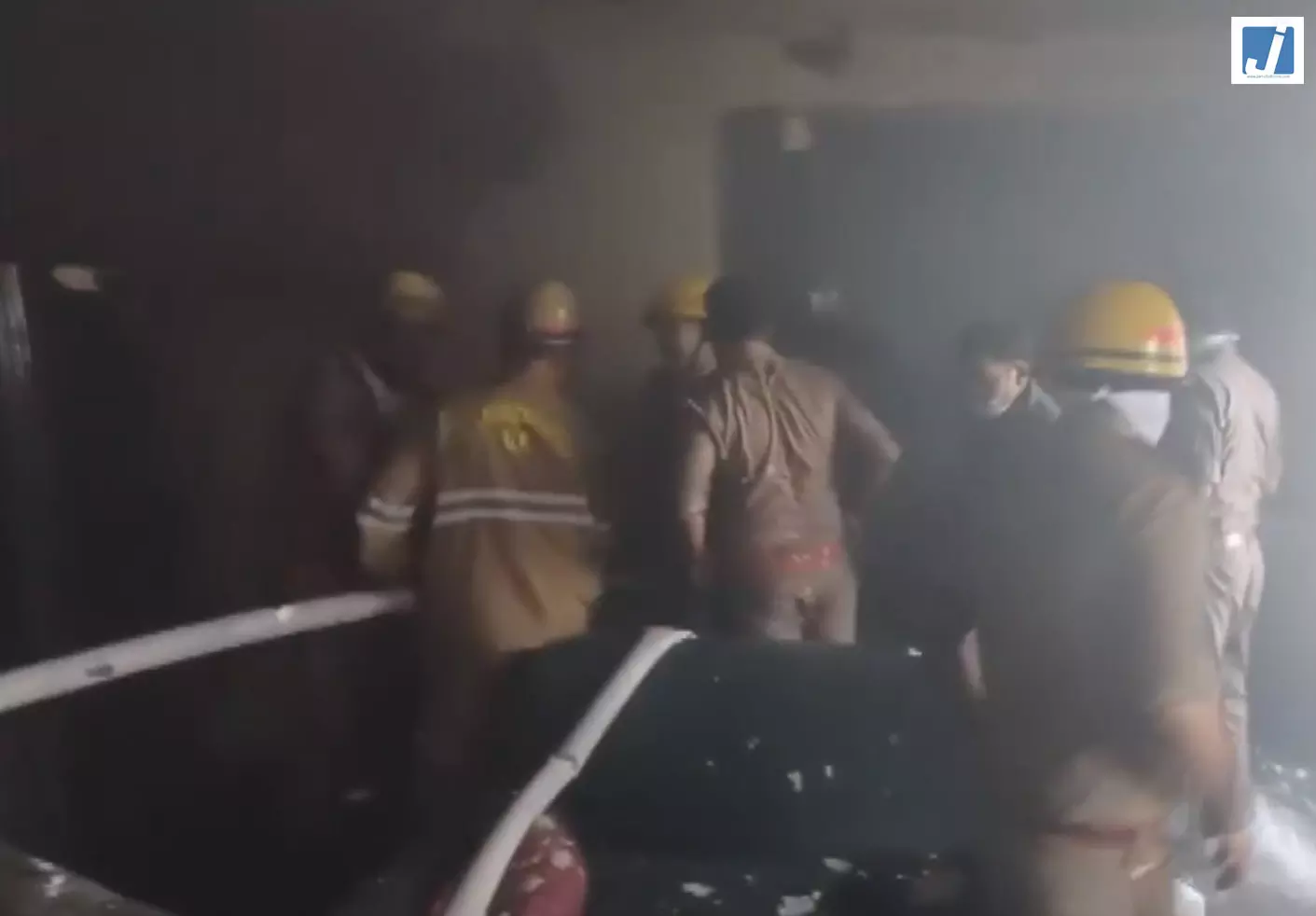 FIRE VIDEO : शिप्रा सृष्टि सोसाइटी की 15वीं मंजिल पर भड़की आग FIRE VIDEO : शिप्रा सृष्टि सोसाइटी की 15वीं मंजिल पर भड़की आग