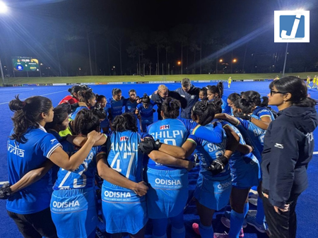 हॉकी: ऑस्ट्रेलियाई महिला टीम ने मैत्री सीरीज के पहले मैच में भारत को 2-1 से हराया हॉकी: ऑस्ट्रेलियाई महिला टीम ने मैत्री सीरीज के पहले मैच में भारत को 2-1 से हराया