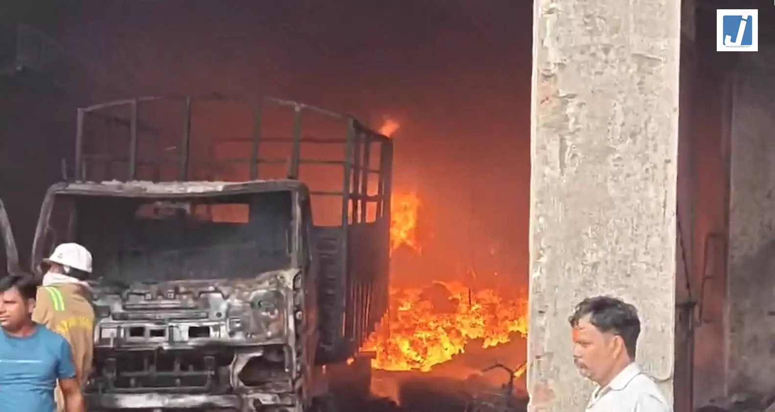 थर्माकोल फैक्ट्री में भीषण आग उठे धुएं के गुबार, इलाके में मचा हड़कंप थर्माकोल फैक्ट्री में भीषण आग उठे धुएं के गुबार, इलाके में मचा हड़कंप