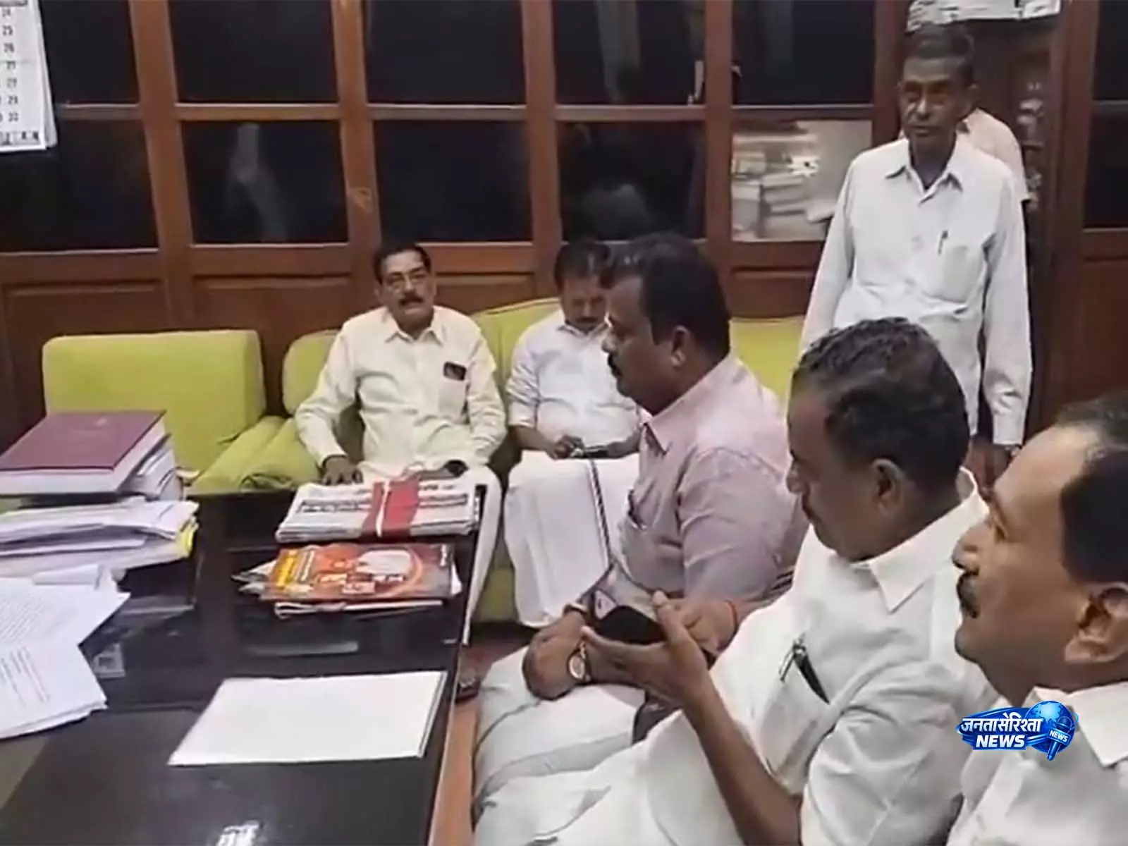 तमिलनाडु: AIADMK विधायक बालकृष्ण रेड्डी ने माफ़ी मांगी, EPS को दिया समर्थन तमिलनाडु: AIADMK विधायक बालकृष्ण रेड्डी ने माफ़ी मांगी, EPS को दिया समर्थन