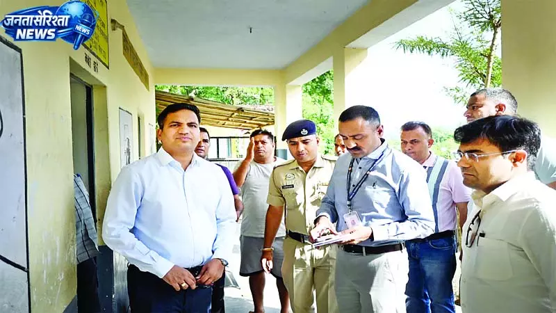 उपायुक्त राहुल कुमार ने किया बल्ह-बल्हवाणा पंचायतों के मतदान केंद्रों का निरीक्षण उपायुक्त राहुल कुमार ने किया बल्ह-बल्हवाणा पंचायतों के मतदान केंद्रों का निरीक्षण