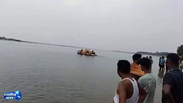 Cuttack: महानदी में डूबा नाबालिग लड़का, बचाव अभियान जारी Cuttack: महानदी में डूबा नाबालिग लड़का, बचाव अभियान जारी