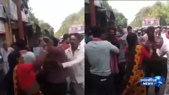 Amroha में प्रेम प्रसंग को लेकर सड़क पर हंगामा, वीडियो वायरल Amroha में प्रेम प्रसंग को लेकर सड़क पर हंगामा, वीडियो वायरल