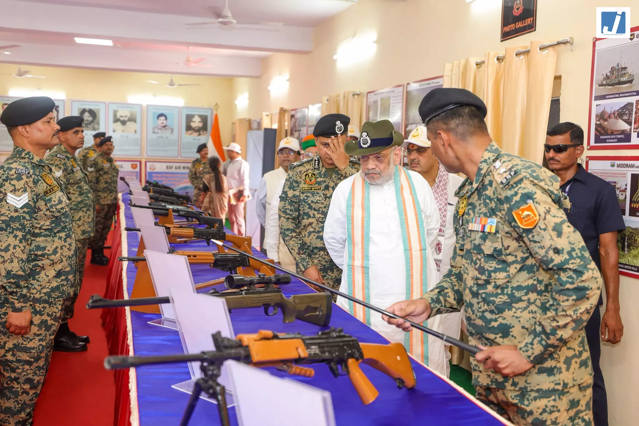 केंद्रीय मंत्री अमित शाह ने BSF की आधुनिक हथियार प्रणाली का किया निरीक्षण केंद्रीय मंत्री अमित शाह ने BSF की आधुनिक हथियार प्रणाली का किया निरीक्षण