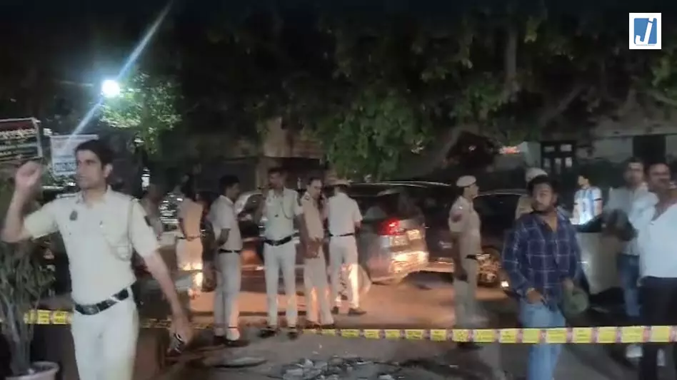फायरिंग, कपल से बहस के बाद युवक को कनपटी में मारी गोली फायरिंग, कपल से बहस के बाद युवक को कनपटी में मारी गोली
