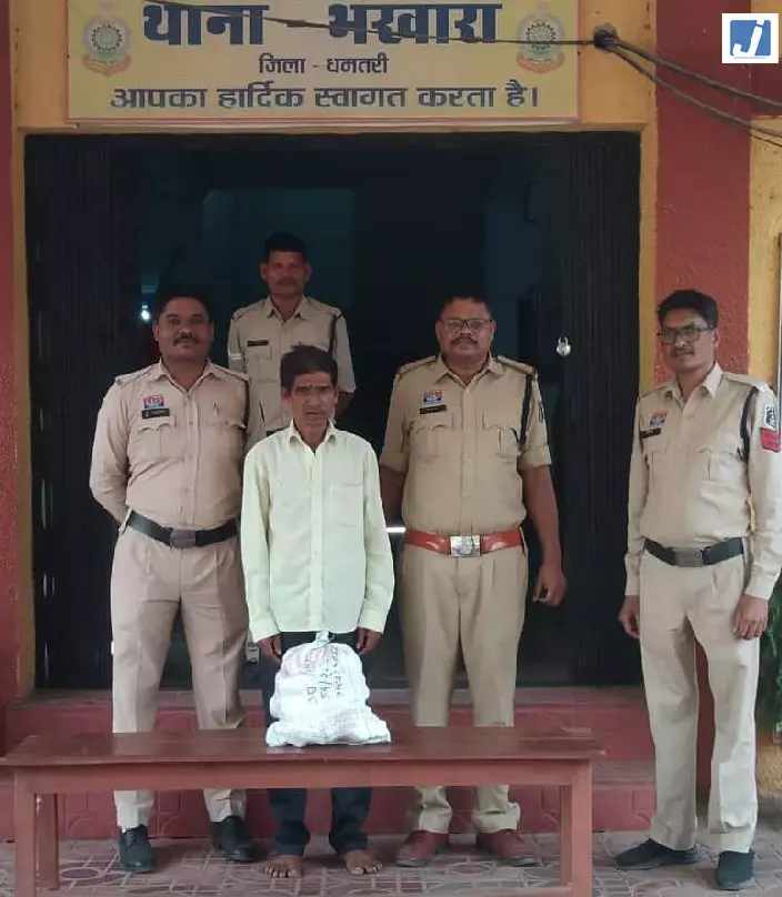 अवैध शराब कारोबारियों पर धमतरी पुलिस का लगातार प्रहार, आरोपी रंगे हाथ गिरफ्तार अवैध शराब कारोबारियों पर धमतरी पुलिस का लगातार प्रहार, आरोपी रंगे हाथ गिरफ्तार