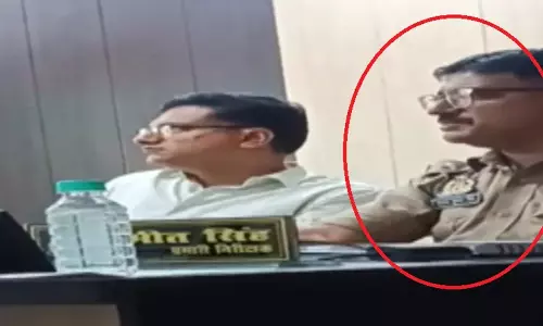 पुलिस अधिकारी का विवादित सुझाव, जवानों से कहा - बवाल होने दो और देखते रहो दूर में खड़े होकर पुलिस अधिकारी का विवादित सुझाव, जवानों से कहा - बवाल होने दो और देखते रहो दूर में खड़े होकर