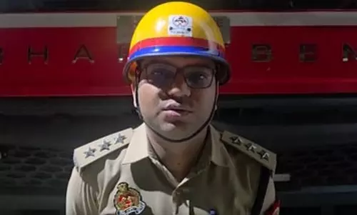 गाजियाबाद : ईवी कार में आग लगने से बिल्डिंग में भरा धुआं, लोगों ने दूसरी बिल्डिंग से कूदकर बचाई जान