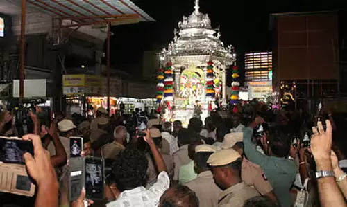 Tamil Nadu : नेल्लैयापर-कंदिमथियाम्मन मंदिर में चांदी रथ पर पंचमूर्तियों की भव्य यात्रा Tamil Nadu : नेल्लैयापर-कंदिमथियाम्मन मंदिर में चांदी रथ पर पंचमूर्तियों की भव्य यात्रा