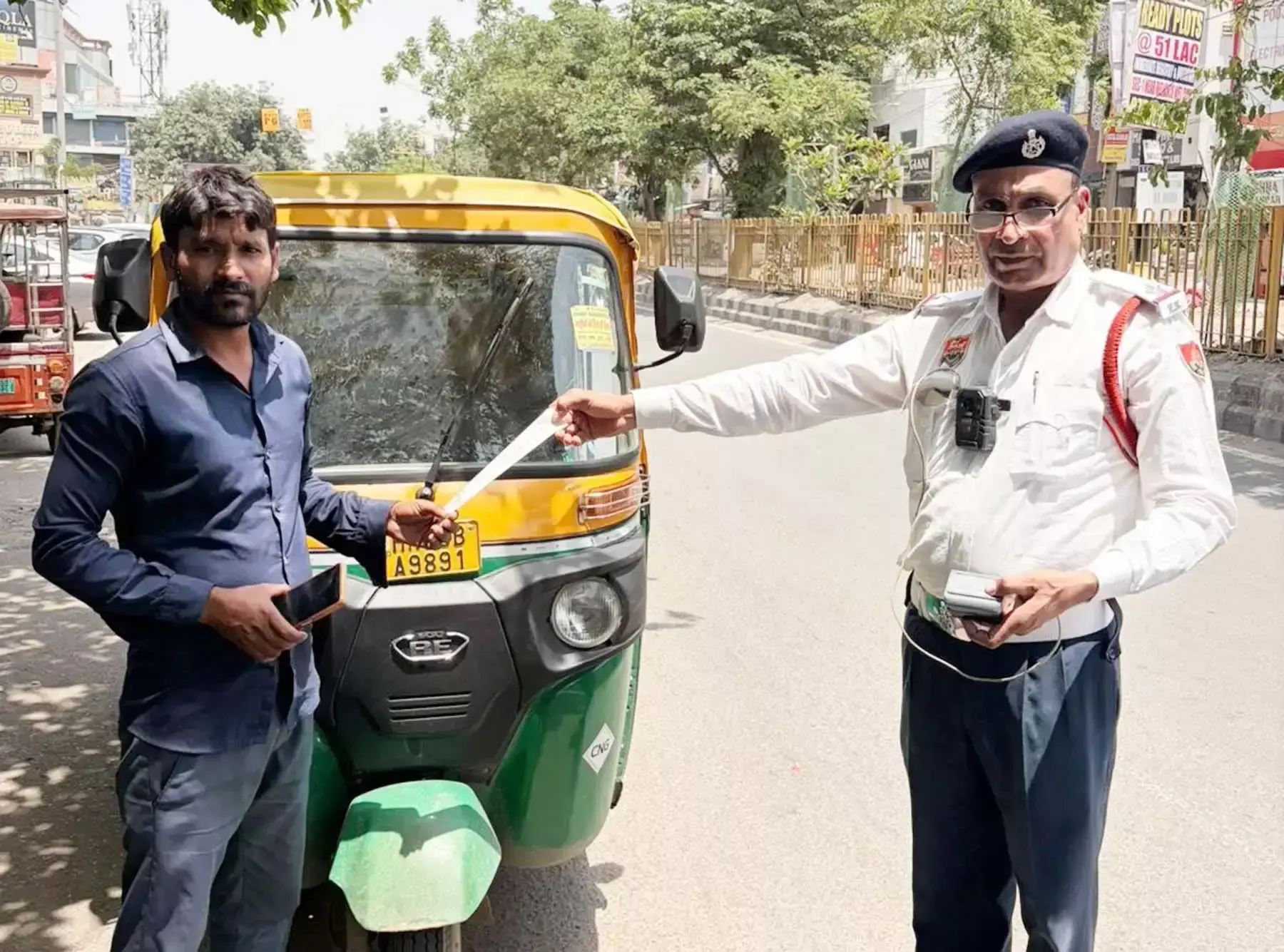 Gurugram: बिना वर्दी चलने पर 1977 चालकों के चालान, गुरुग्राम में बड़ी कार्रवाई Gurugram: बिना वर्दी चलने पर 1977 चालकों के चालान, गुरुग्राम में बड़ी कार्रवाई