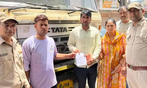 Jaipur: नगर निगम ने चलाया अभियान, 70 हजार रुपये कैरिंग चार्ज वसूला Jaipur: नगर निगम ने चलाया अभियान, 70 हजार रुपये कैरिंग चार्ज वसूला
