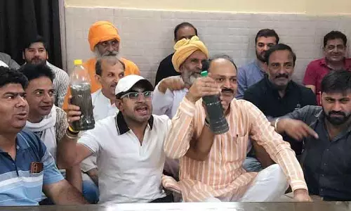 पानी की कमी को लेकर Rohtak में प्रदर्शन पानी की कमी को लेकर Rohtak में प्रदर्शन