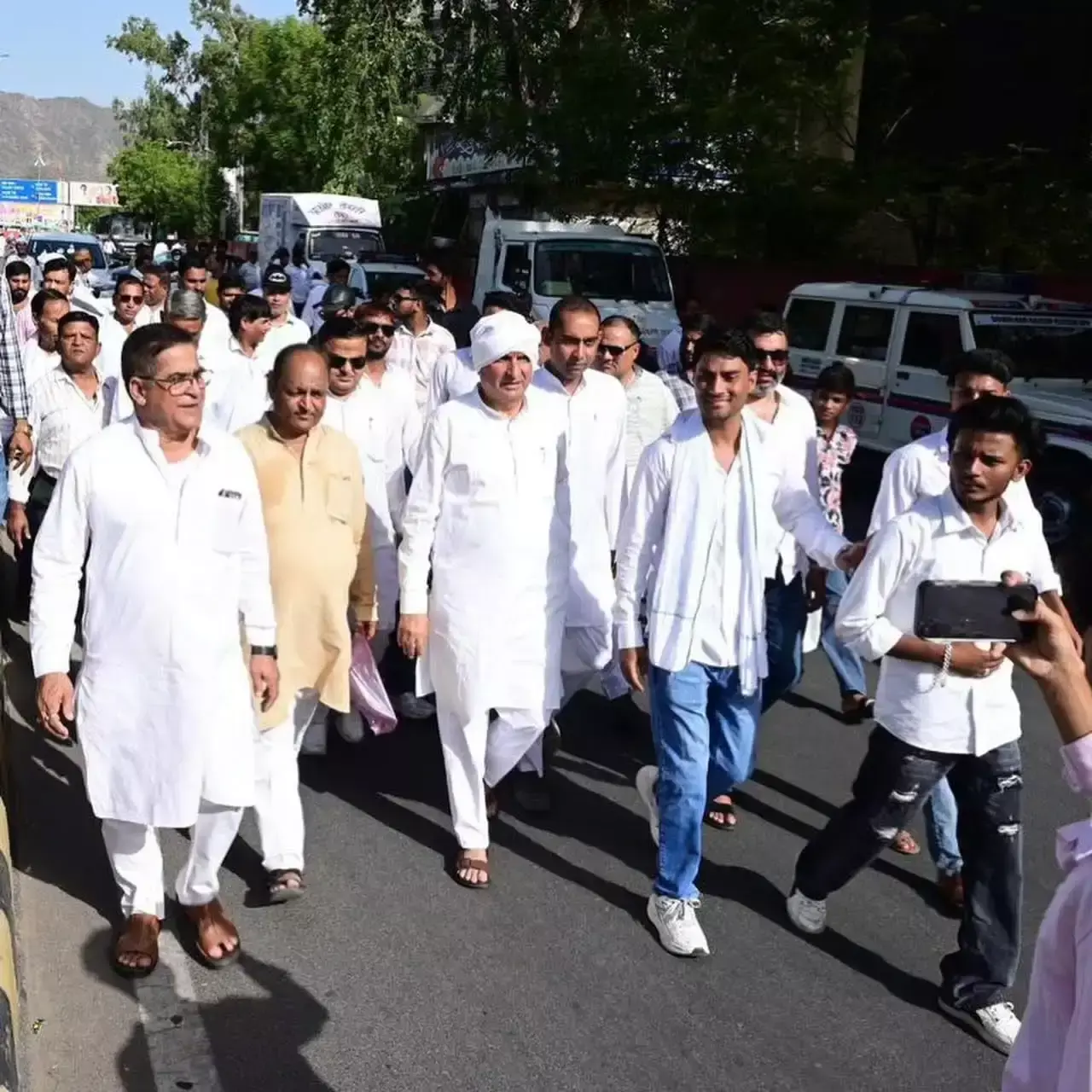 Ajmer: बढ़ते ईंधन दामों पर कांग्रेस का विरोध, राज्यपाल के नाम सौंपा ज्ञापन Ajmer: बढ़ते ईंधन दामों पर कांग्रेस का विरोध, राज्यपाल के नाम सौंपा ज्ञापन