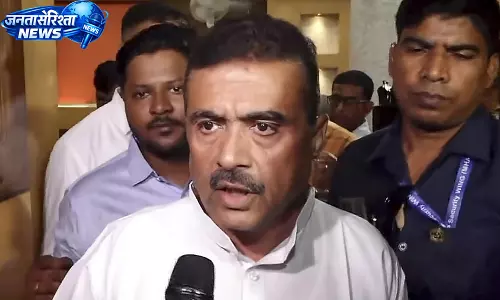 बंगाल की राजनीति में हलचल, TMC के दो विधायकों की स्पीकर से मुलाकात पर बढ़ी अटकलें बंगाल की राजनीति में हलचल, TMC के दो विधायकों की स्पीकर से मुलाकात पर बढ़ी अटकलें