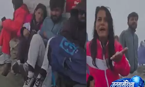 तुम पर तो नज़ारे भी नहीं आएंगे: चंद्रशिला मंदिर के पास जूते पहनने पर शख्स ने पर्यटकों को टोका, VIDEO