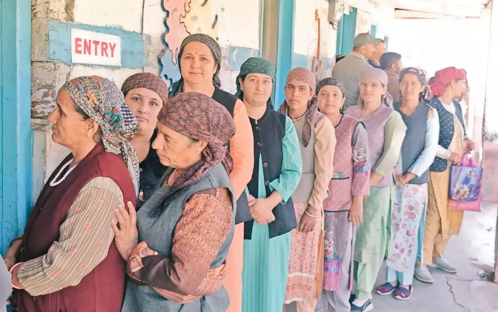Shimla: हिमाचल पंचायत चुनाव में बड़ी गड़बड़ी, तीन जगह मतदान प्रक्रिया रोकी गई