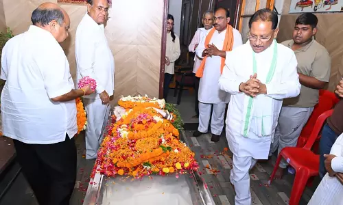 CM साय ने रूपनारायण सिन्हा के निवास पहुँचकर उन्हें श्रद्धांजलि दी