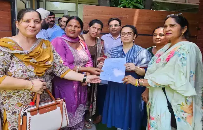Chandigarh: 9 सूत्रीय मांगों के साथ आशा वर्कर्स ने जताई अपनी बात Chandigarh: 9 सूत्रीय मांगों के साथ आशा वर्कर्स ने जताई अपनी बात