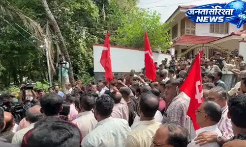 केरल में ED की छापेमारी से हड़कंप, पूर्व मुख्यमंत्री पिनाराई विजयन से जुड़े ठिकानों पर जांच केरल में ED की छापेमारी से हड़कंप, पूर्व मुख्यमंत्री पिनाराई विजयन से जुड़े ठिकानों पर जांच