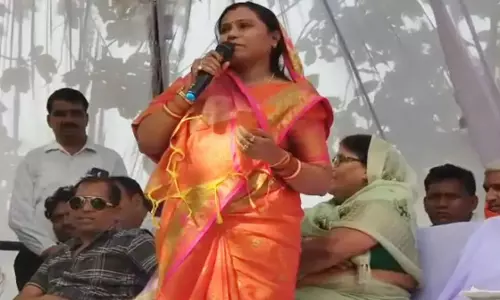 महिला विधायक का भाषण सुनकर सहम गए पटवारी-तहसीलदार, शिविर में लगाई फटकार महिला विधायक का भाषण सुनकर सहम गए पटवारी-तहसीलदार, शिविर में लगाई फटकार