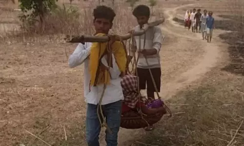 Odisha : एम्बुलेंस तक पहुंचने के लिए महिला को स्लिंग में ले जाया गया, दो नवजातों की मौत Odisha : एम्बुलेंस तक पहुंचने के लिए महिला को स्लिंग में ले जाया गया, दो नवजातों की मौत