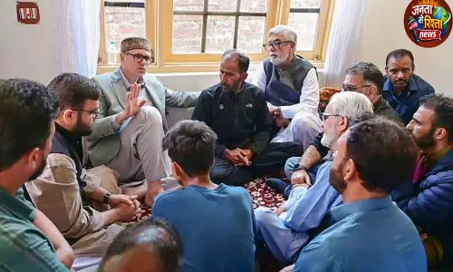 J&K CM ने बडगाम पीड़ितों से मिलकर न्याय का आश्वासन दिया J&K CM ने बडगाम पीड़ितों से मिलकर न्याय का आश्वासन दिया