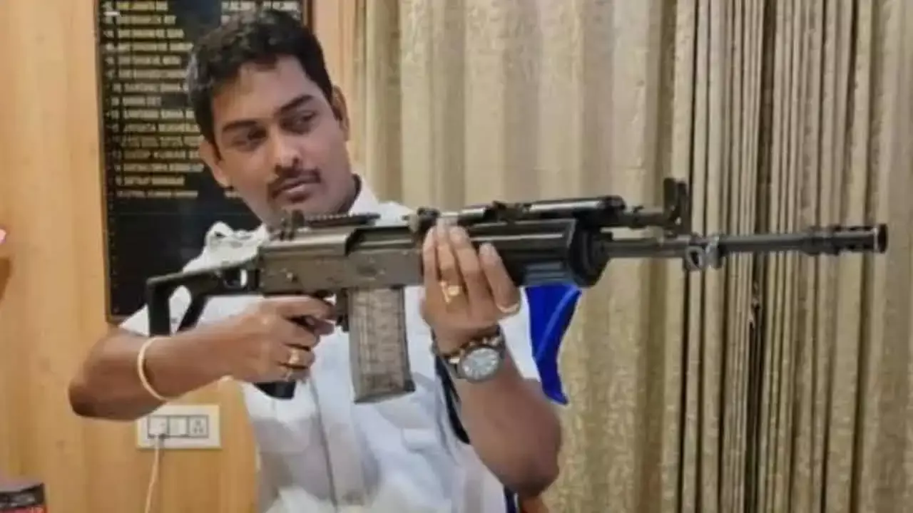 Kolkata: विवादित तस्वीर के बाद कोलकाता पुलिस अधिकारी चर्चा के केंद्र में Kolkata: विवादित तस्वीर के बाद कोलकाता पुलिस अधिकारी चर्चा के केंद्र में