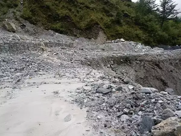 Shimla: भूस्खलन के खतरे को देखते हुए प्रशासन का बड़ा फैसला Shimla: भूस्खलन के खतरे को देखते हुए प्रशासन का बड़ा फैसला